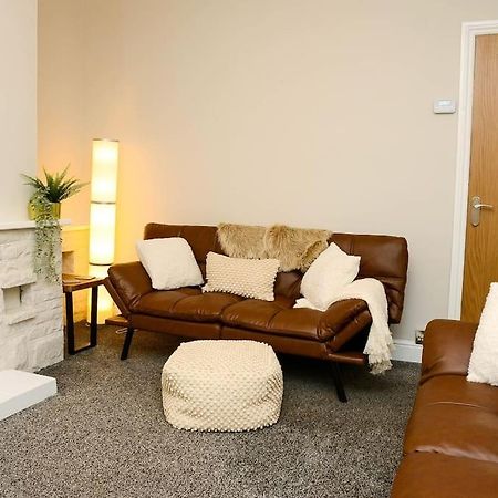 Апартаменты Delightful 2 Bed Town Centre House, Sleeps 4 Барнсли Экстерьер фото
