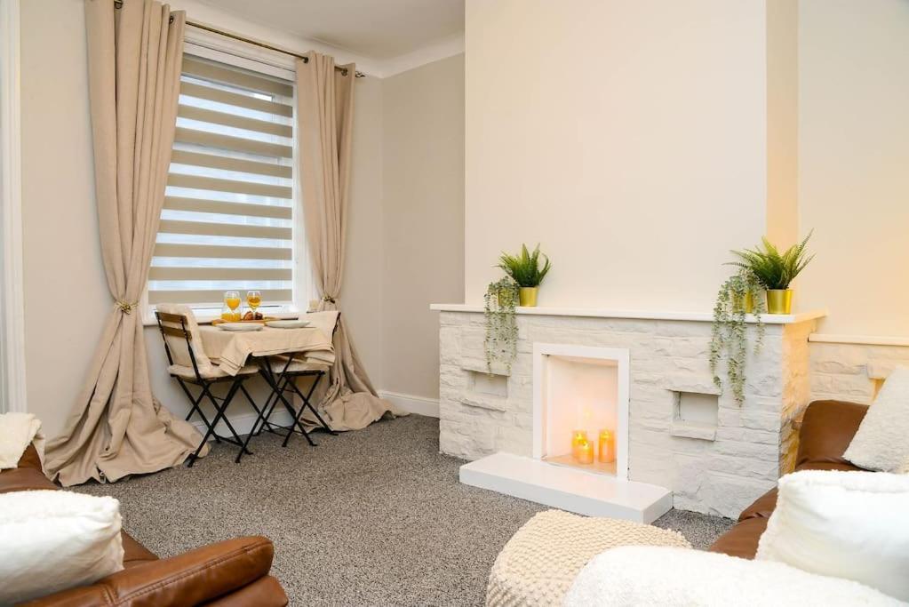 Апартаменты Delightful 2 Bed Town Centre House, Sleeps 4 Барнсли Экстерьер фото