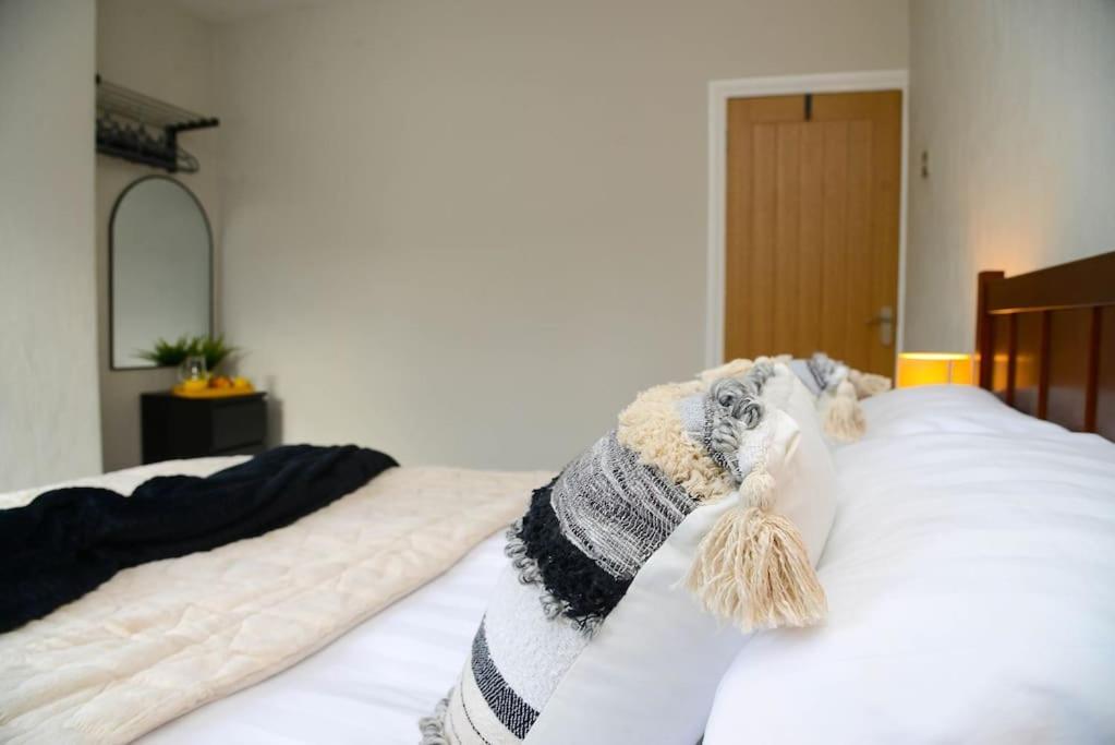 Апартаменты Delightful 2 Bed Town Centre House, Sleeps 4 Барнсли Экстерьер фото