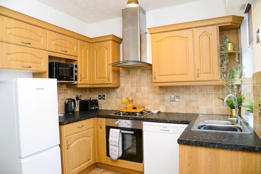 Апартаменты Delightful 2 Bed Town Centre House, Sleeps 4 Барнсли Экстерьер фото
