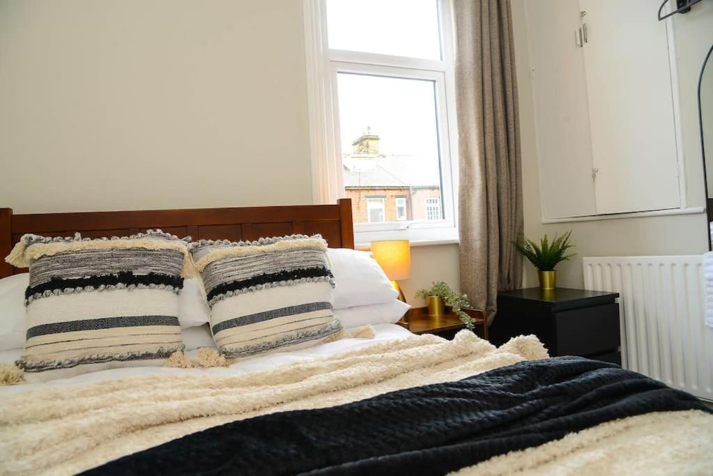 Апартаменты Delightful 2 Bed Town Centre House, Sleeps 4 Барнсли Экстерьер фото