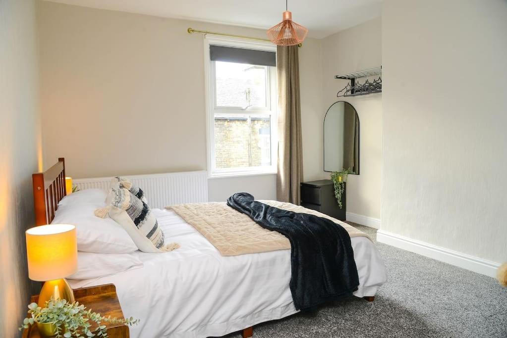 Апартаменты Delightful 2 Bed Town Centre House, Sleeps 4 Барнсли Экстерьер фото