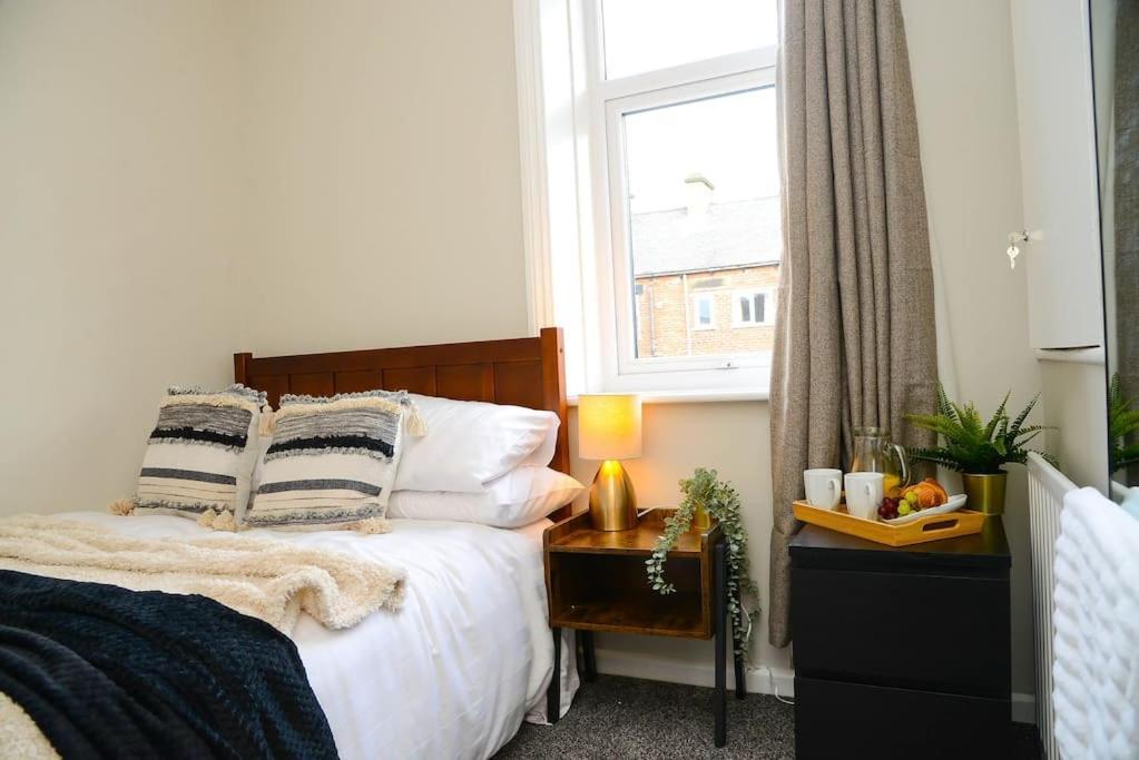 Апартаменты Delightful 2 Bed Town Centre House, Sleeps 4 Барнсли Экстерьер фото